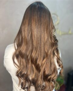 Mechas morena iluminada no Studio Jessica Miranda, Cabo Frio – Salão de Beleza. Cabelos com brilho e luz natural.