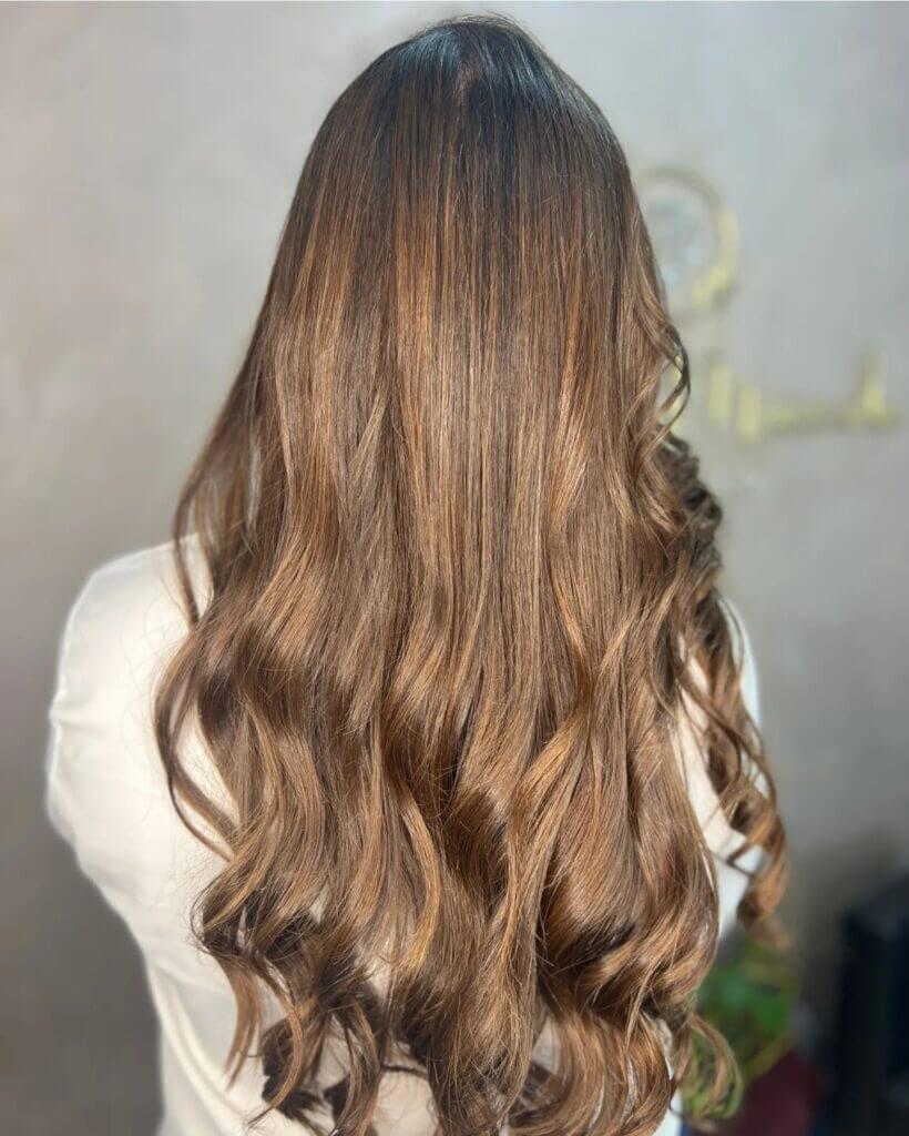 Mechas morena iluminada no Studio Jessica Miranda, Cabo Frio – Salão de Beleza. Cabelos com brilho e luz natural.