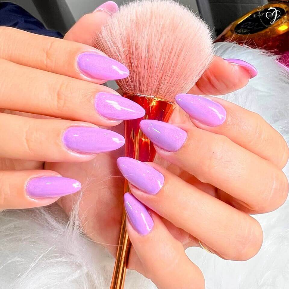 Unhas rosa, lilás perfeitas com manicure e pedicure no Studio Jessica Miranda, Cabo Frio – Salão de Beleza.