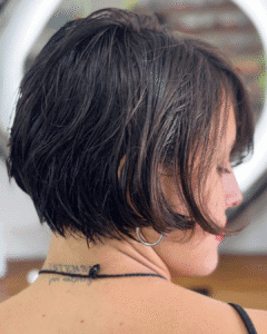 Pronta pra dar aquele 'up' no visual? O corte de cabelo curto é o novo poder! No Studio Jessica Miranda, a gente faz mágica com a tesoura, te deixando estilosa e cheia de atitude. Quem disse que cabelo curto não tem glamour? Vem cortar e arrasar com a gente! #CabeloCurtoComEstilo #CorteDeMilhões #StudioJessicaMiranda #CurtoComAtitude