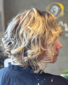 Mechas moreno e loiro iluminado no Studio Jessica Miranda, Cabo Frio – Salão de Beleza. Cabelos com brilho e luz natural.