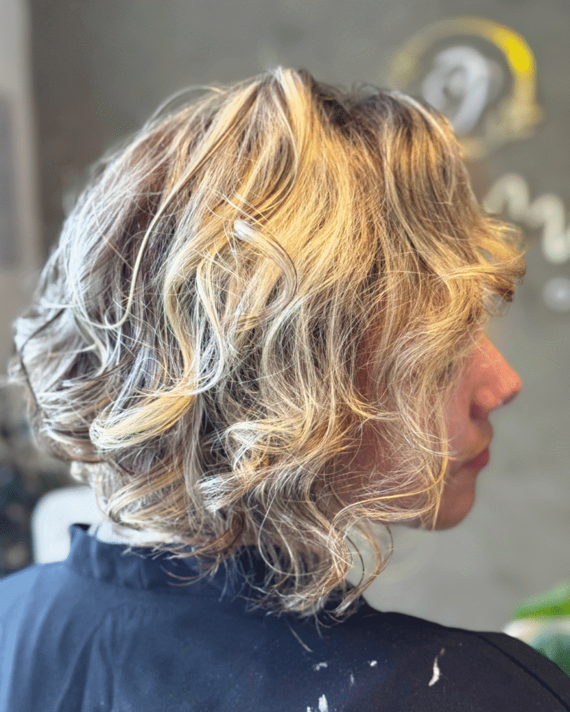 Mechas moreno e loiro iluminado no Studio Jessica Miranda, Cabo Frio – Salão de Beleza. Cabelos com brilho e luz natural.