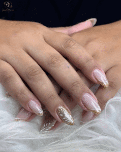 Você já escolheu os detalhes que vão brilhar em 2025? ✨ 💅 Porque, se a gente vai sonhar grande, que seja com banho de gel nas unhas perfeitos, né?