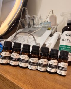 Linha de óleos essenciais Alkymia di Grandha utilizada em terapias capilares no Studio Jessica Miranda em Cabo Frio