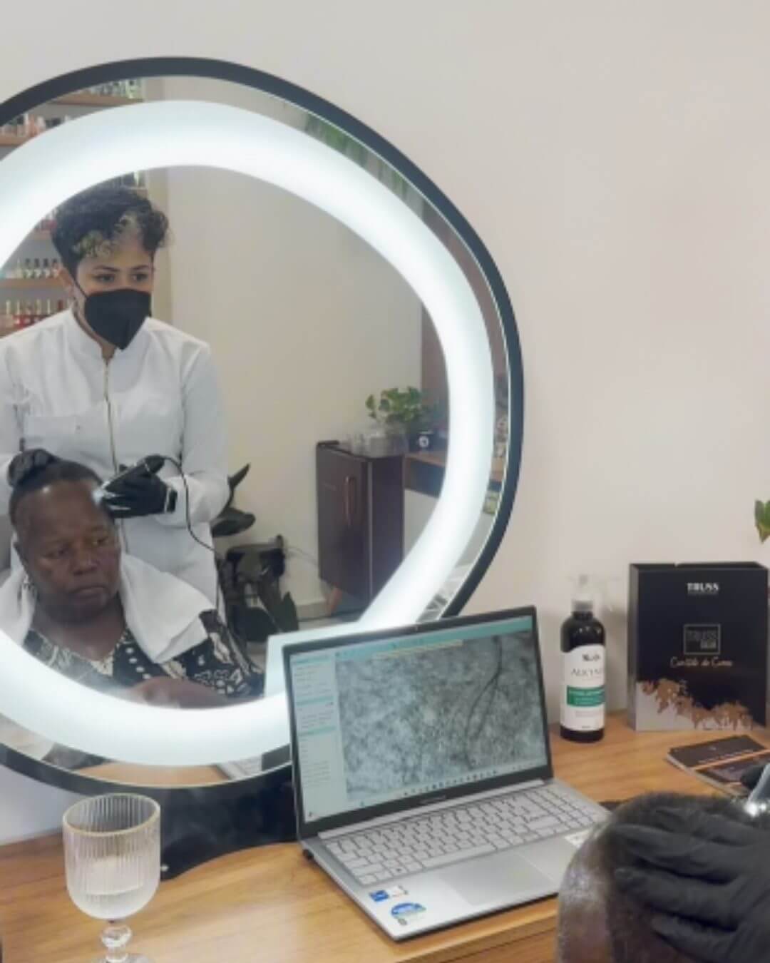 Avaliação Tricológica Profissional no Studio Jessica Miranda Texto alternativo (alt): Profissional realiza diagnóstico capilar com tecnologia avançada no Studio Jessica Miranda em Cabo Frio Legenda: Análise detalhada do couro cabeludo com equipamento de alta precisão durante sessão de terapia capilar no Studio Jessica Miranda Descrição da imagem: A imagem mostra uma sessão de avaliação capilar realizada no Studio Jessica Miranda, localizado em Cabo Frio. Uma especialista em terapia capilar, vestida com jaleco branco e luvas pretas, examina o couro cabeludo de uma cliente utilizando um dispositivo de diagnóstico digital. O ambiente é moderno e bem equipado, com espelho de LED circular, laptop exibindo imagens ampliadas dos folículos capilares e produtos específicos para cuidados com os cabelos. Essa abordagem tecnológica permite identificar condições do couro cabeludo e personalizar tratamentos eficazes para saúde capilar. Se quiser adaptar para outras páginas ou incluir palavras-chave específicas, posso ajustar conforme sua estratégia. Deseja que eu otimize também para meta descrição ou conteúdo de blog?