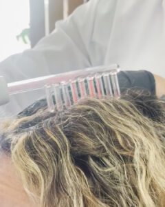 Aplicação de terapia capilar com eletrodo de alta frequência no Studio Jessica Miranda em Cabo Frio