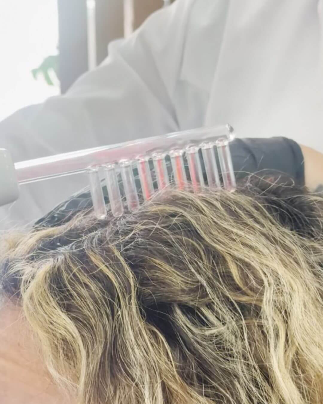 Aplicação de terapia capilar com eletrodo de alta frequência no Studio Jessica Miranda em Cabo Frio