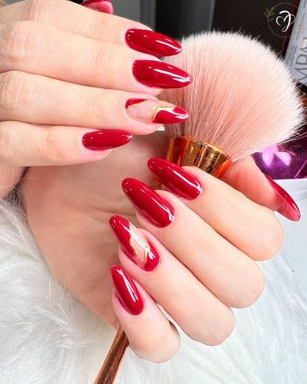 Alongamento de Unhas Nail Design com unhas vermelhas e douradas – puro luxo no Studio Jessica Miranda, Cabo Frio.