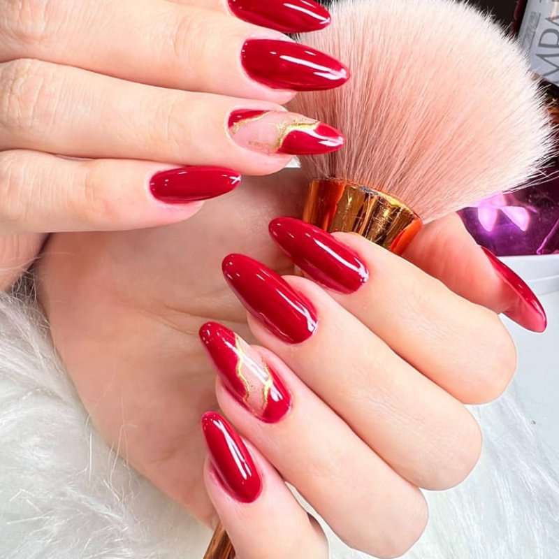 Alongamento de Unhas Nail Design com unhas vermelhas e douradas – puro luxo no Studio Jessica Miranda, Cabo Frio.