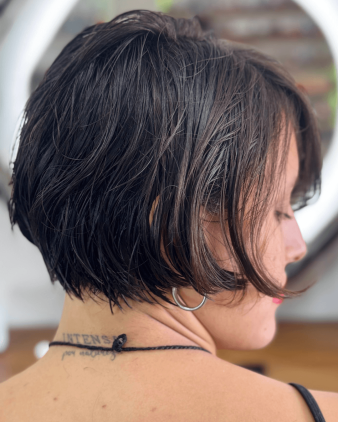 Pronta pra dar aquele 'up' no visual? O corte de cabelo curto é o novo poder! No Studio Jessica Miranda, a gente faz mágica com a tesoura, te deixando estilosa e cheia de atitude. Quem disse que cabelo curto não tem glamour? Vem cortar e arrasar com a gente!  #CabeloCurtoComEstilo #CorteDeMilhões #StudioJessicaMiranda #CurtoComAtitude