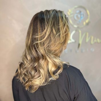 Transformação incrível com loira e morena iluminada no Studio Jessica Miranda, Cabo Frio – fios radiantes e cheios de vida!