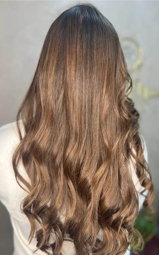 Mechas morena iluminada no Studio Jessica Miranda, Cabo Frio – Salão de Beleza. Cabelos com brilho e luz natural.