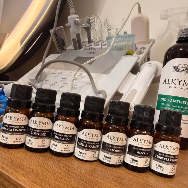 Linha de óleos essenciais Alkymia di Grandha utilizada em terapias capilares no Studio Jessica Miranda em Cabo Frio
