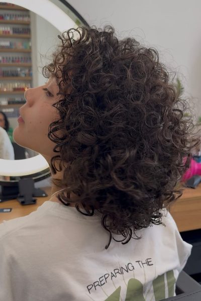 Cabelo cacheado com corte profissional e brilho natural realizado no Studio Jessica Miranda, salão de beleza especializado em cabelos em Cabo Frio RJ