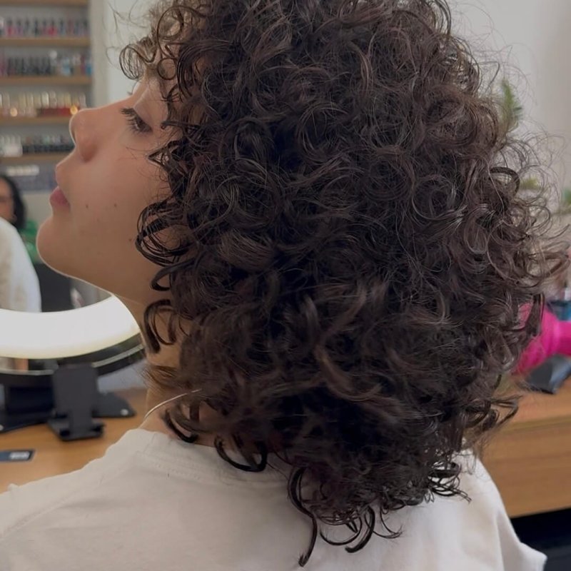 Cabelo cacheado com corte profissional e brilho natural realizado no Studio Jessica Miranda, salão de beleza especializado em cabelos em Cabo Frio RJ